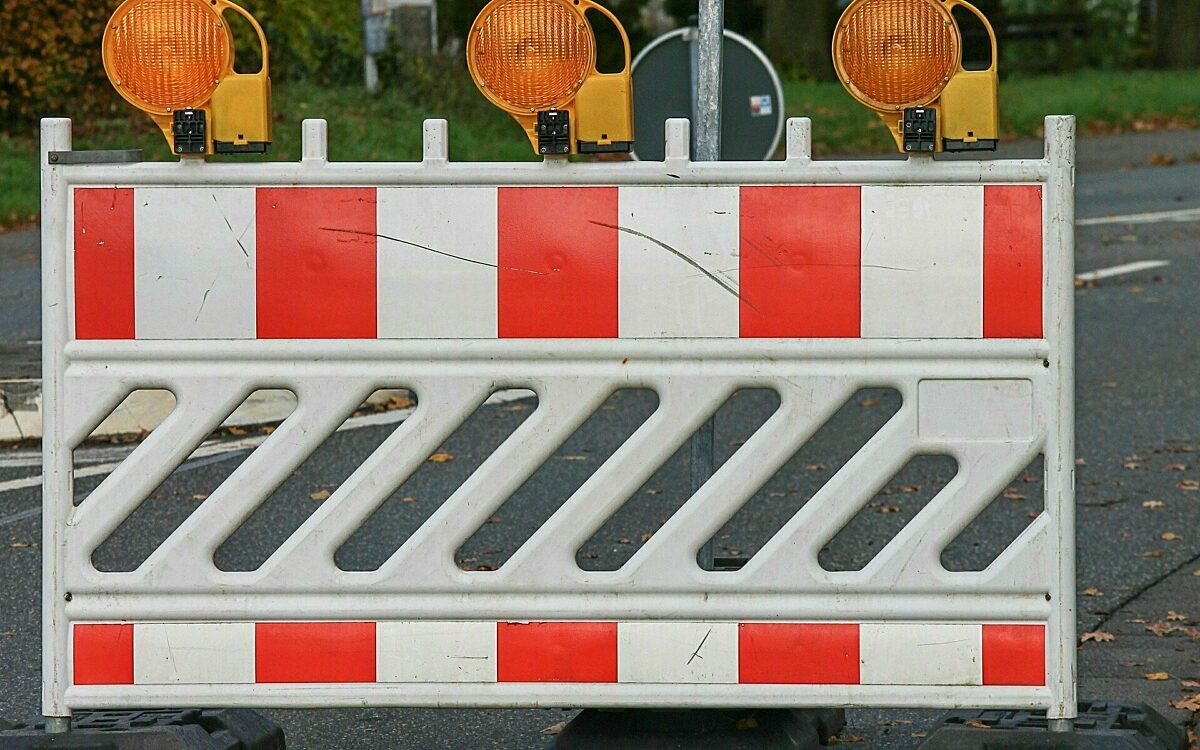 Eine Straßensperrung auf einer Straße Eine Straßensperrung auf einer Straße